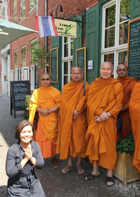 Mönche zu Besuch im Thai Restaurant LemonGras Potsdam