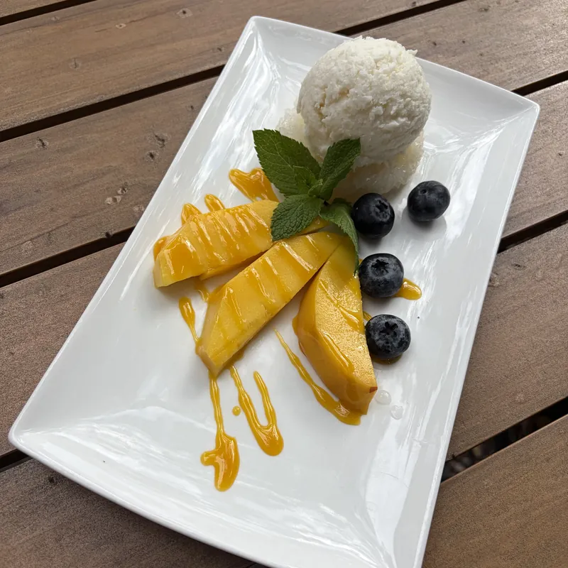 Thai-Dessert: frische Mango mit hausgemachtem Kokoseis