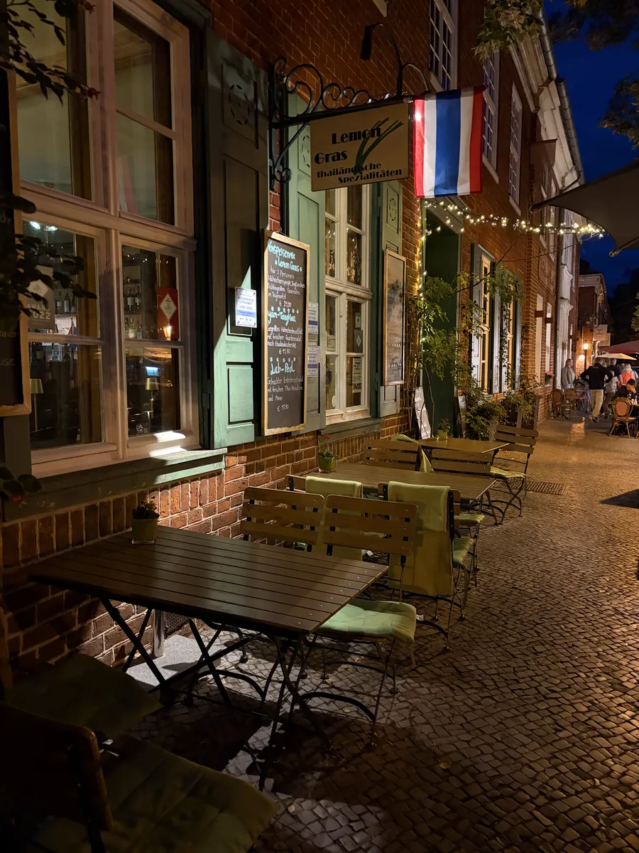 LemonGras bei Nacht – beleuchtete Terrasse mit Lichterkette und Thai-Flagge in der Benkertstraße, Holländisches Viertel Potsdam