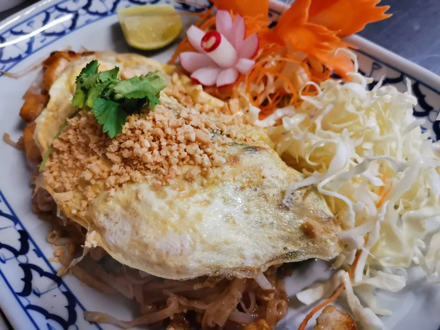 Pad Thai im Omelett – thailändisches Nudelgericht