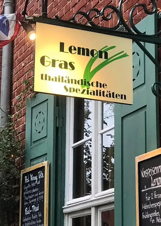 Schild „Lemon Gras – Thailändische Spezialitäten“ am Eingang Benkertstraße 21